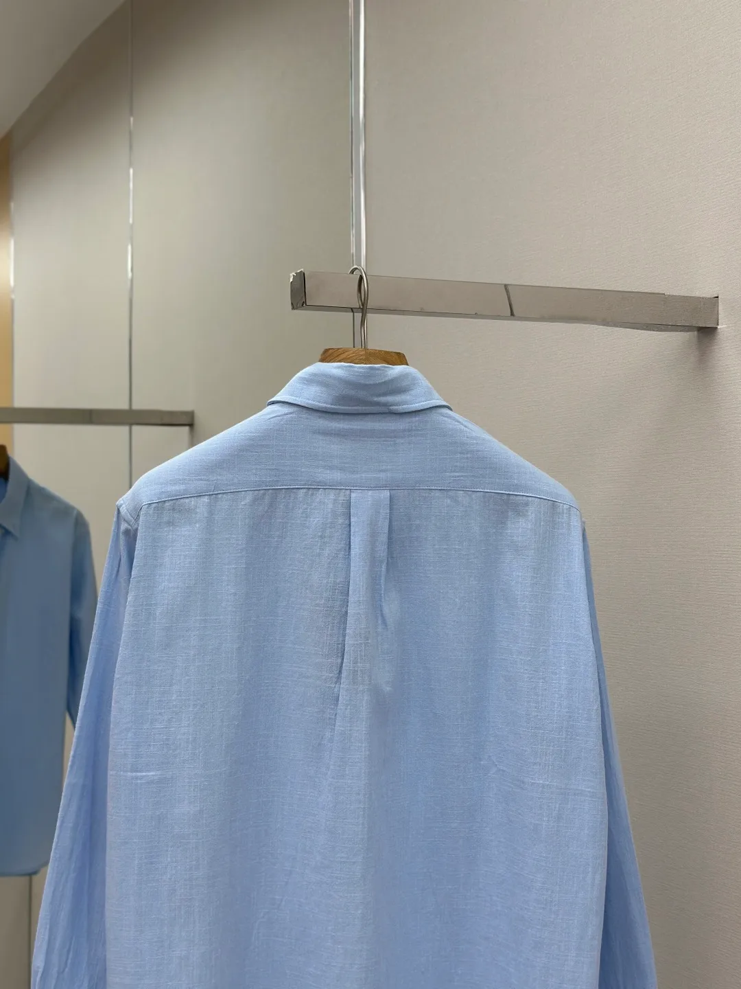 P400 Ralph Lauren embroidered linen shirt. Selected high-quality linen material with natural texture and breathability. Tight and smooth, comfortable and close to the skin. Stunning appearance in a clear light blue. The iconic pony embroidery is like a smart note jumping on the elegant canvas. Simple but highly recognizable. The ingenious design of the outer pleated split back shoulder adds a sense of agility and detachment. The minimalist shape contains the soul of fashion. Process 1: Adopting imported machine embroidery technology and using advanced computer control systems and precision mechanical components to achieve the iconic pony embroidery operation with high precision and smooth and delicate lines. Process 2: Using the side-turn buried clamp sewing process, which is smooth and tidy. Process 3: The fabrics have been washed and have a better hand feel. Not easy to deform, not easy to shrink, not easy to fade, and maintain long-term beauty. Accessories: Customized 1:1 thick plate resin buckle Customized 1:1 Ralph Lauren trademark Fit: Loose fit Size: S M L XL Style number: 25246-B20